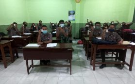 Jelang Ujian, SMASYIMDUTA Bagikan Vitamin kepada Siswa Kelas XII