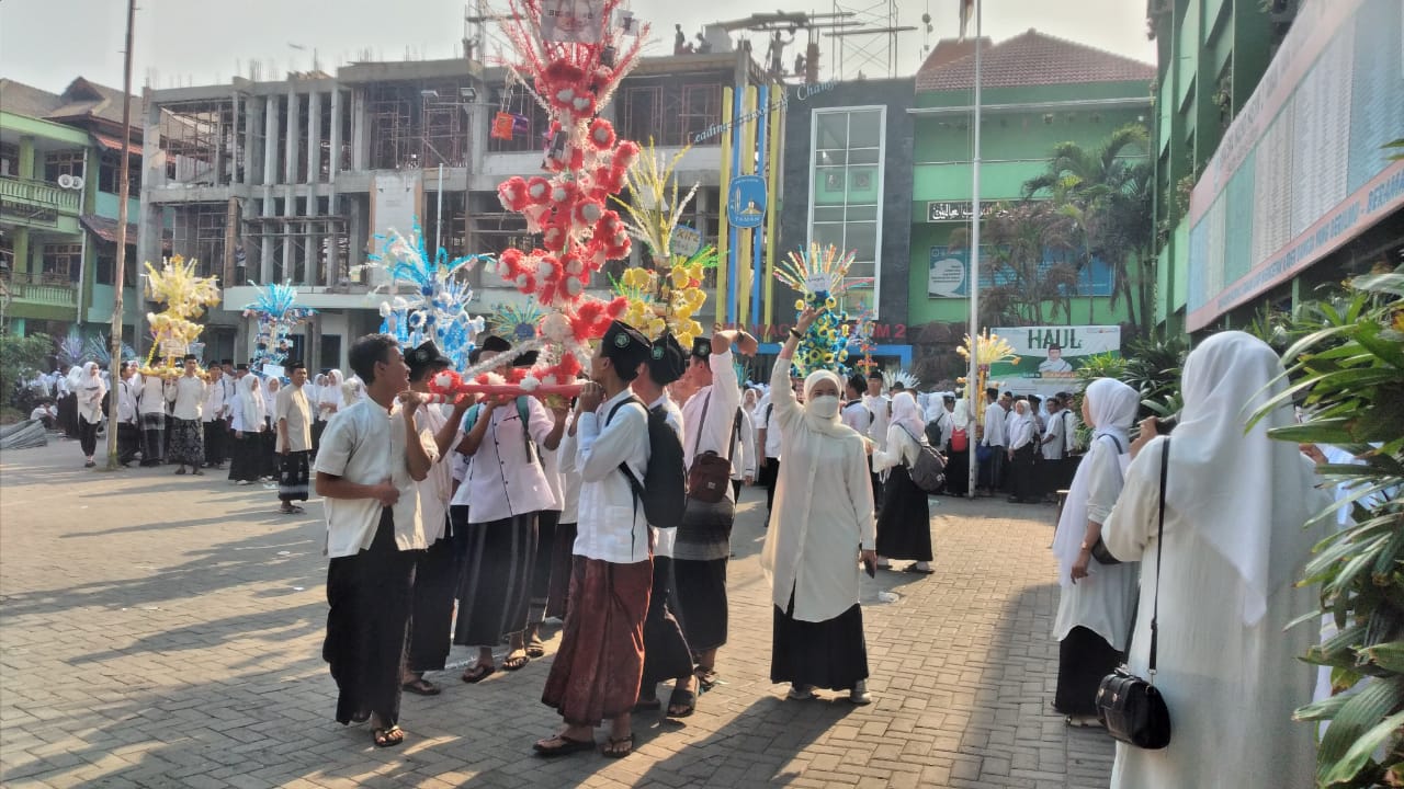 Ribuan Pelajar SMA Wachid Hasyim 2 Taman Meriahkan Kegiatan Arak-arakan Kembang Endog