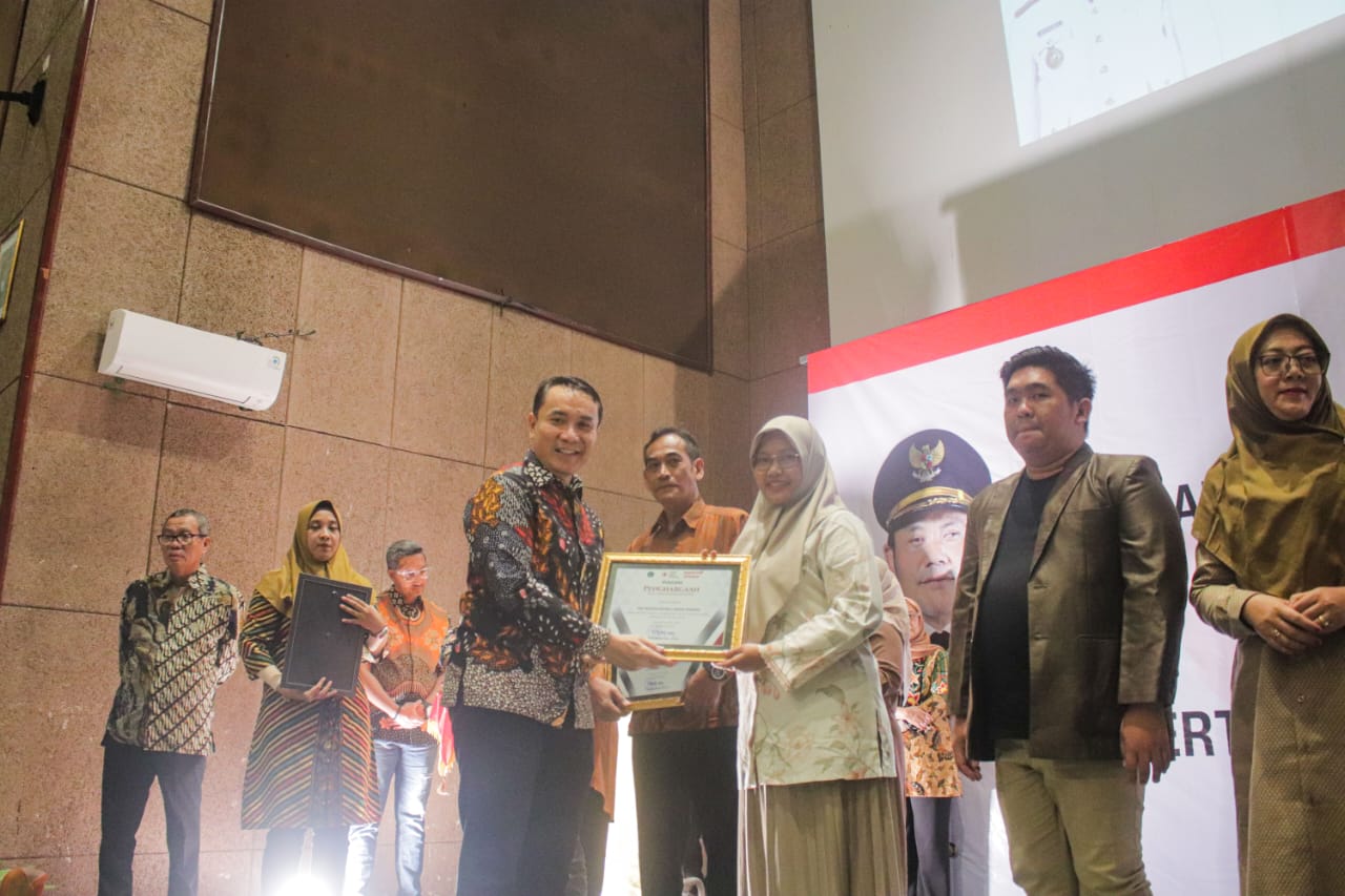 SMA Wachid Hasyim 2 Taman Terima Penghargaan Penggerak Donor Darah dari PMI Sidoarjo